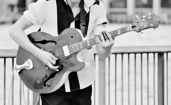 Guitarra eléctrica - Artista adolescente tocando una guitarra eléctrica —  Fotos de Stock