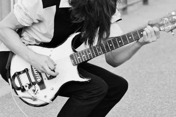 Elektrische gitaar-tiener performer spelen een — Stockfoto