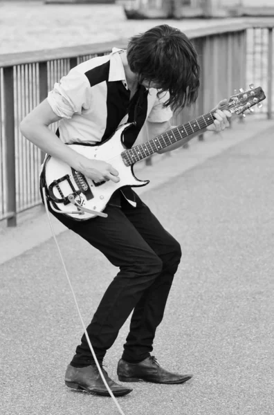 エレク トリック ギターをプレイ 10 代の実行者 — ストック写真