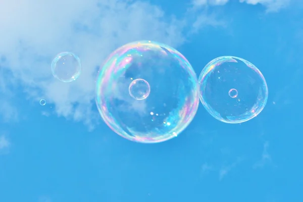 Mýdlové bubliny na vítr na obloze — Stock fotografie