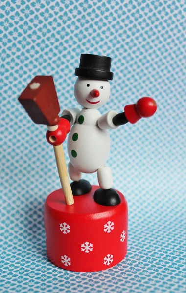 現代のカラーパターンの背景を持つ雪だるまのおもちゃ — ストック写真