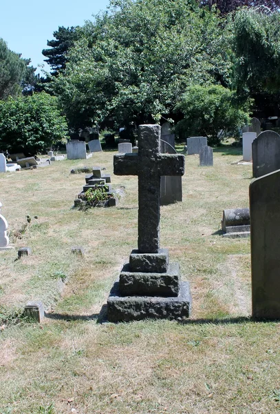 Temetőben temetőben Halloween kő temető sírkövek és sírok túlnőtt — Stock Fotó