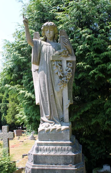 Anioł cmentarza z nagrobkami i grobów — Zdjęcie stockowe