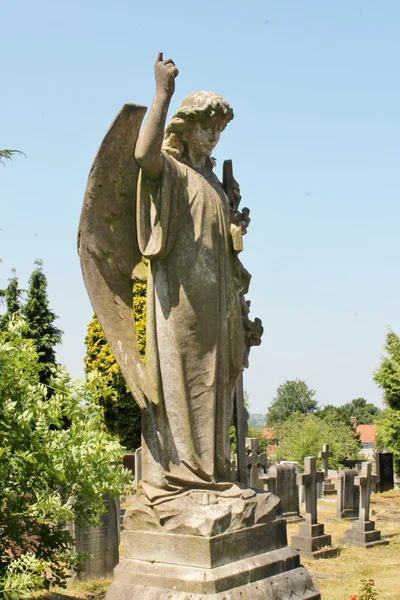 Cemitério anjo com lápides e túmulos — Fotografia de Stock