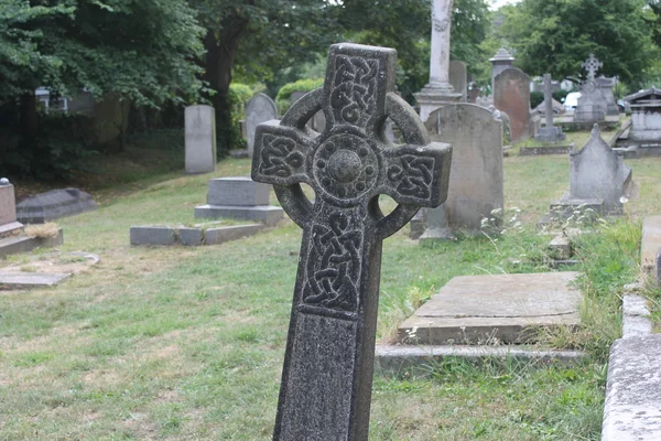 Begraafplaats kerkhof Halloween steen Keltisch kruis in Graveyard — Stockfoto