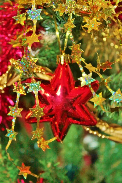 Vánoční ozdoby na strom v zlaté třpytky a červené — Stock fotografie