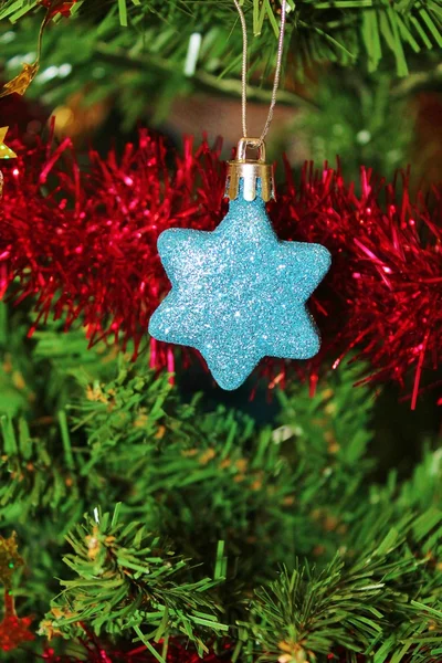 Boże Narodzenie dekoracje drzewa w złoto świecidełka i czerwony — Zdjęcie stockowe