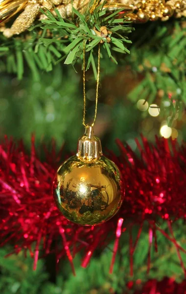 Boże Narodzenie dekoracje drzewa w złoto świecidełka i czerwony — Zdjęcie stockowe