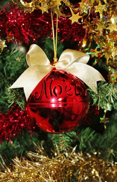 Natal bauble decorações para árvore em ouro glitter e vermelho — Fotografia de Stock