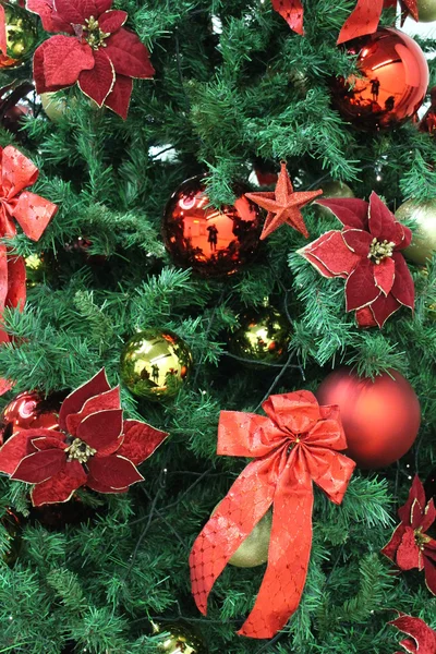 Vánoční strom s cetky a luky — Stock fotografie