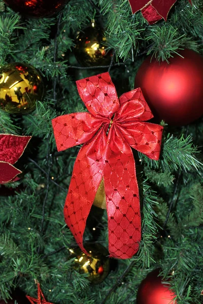 Árvore de Natal com bugigangas e laços — Fotografia de Stock