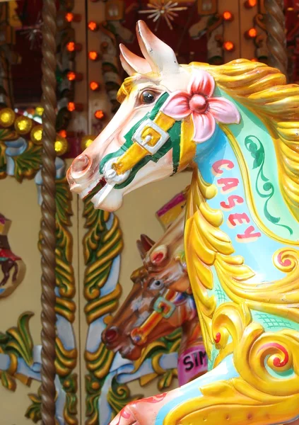 Carrusel vintage caballos pintados de carrusel alegre-go-round - Stock Photo — Foto de Stock