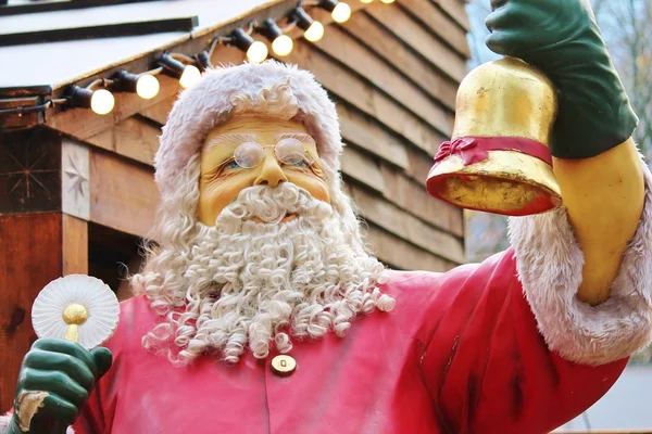 Άγαλμα του santa με κόκκινο καπέλο και γενειάδα — Φωτογραφία Αρχείου