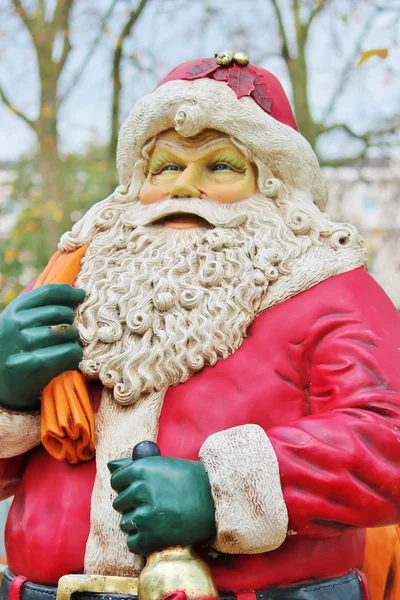 Noel Baba kırmızı sakallı ve şapkalı giymiş. — Stok fotoğraf