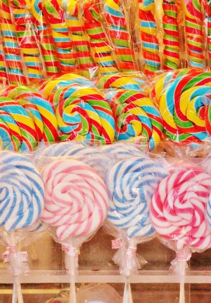 Parlak renkli çizgili tatlılar lolipop candy — Stok fotoğraf