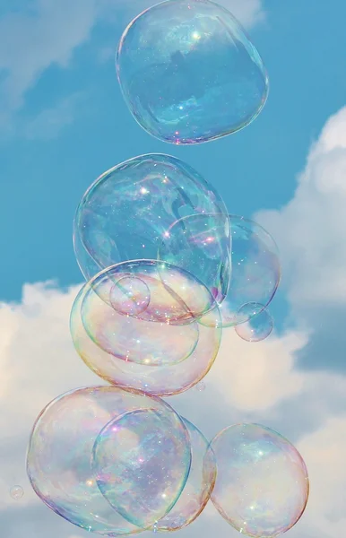 在微风中在天空上的肥皂泡泡 — 图库照片