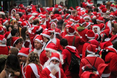 santas Londra'nın kalabalık grup