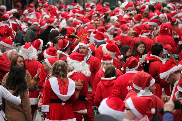 Grupo multidão de santas em Londres — Fotografia de Stock