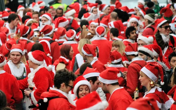 Grupo multidão de santas de Natal em Londres estoque, foto, fotografia, imagem, quadro , — Fotografia de Stock