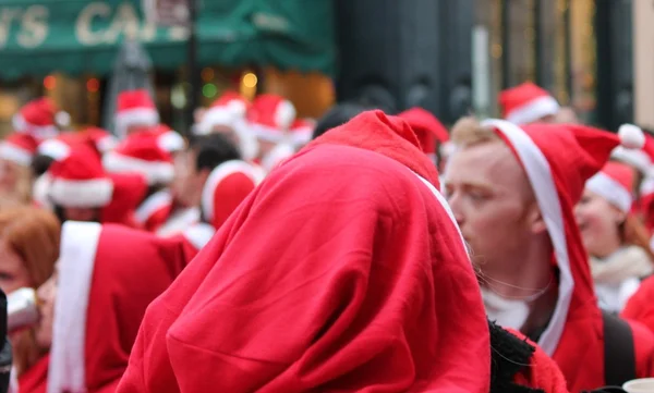 Santas Londra'nın kalabalık grup — Stok fotoğraf