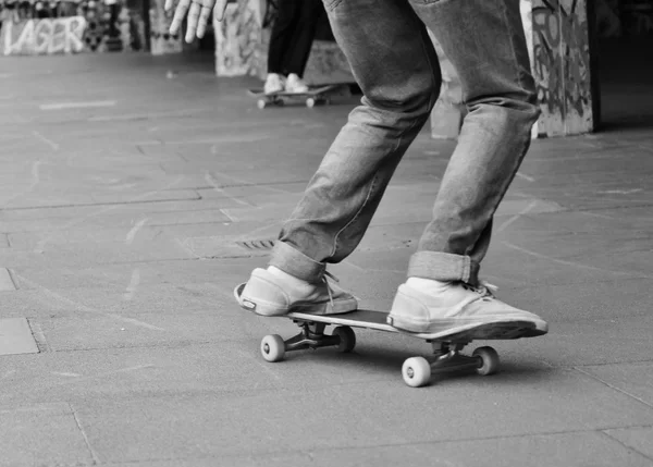 Νεαρός έφηβος φίλων για skateboard — Φωτογραφία Αρχείου