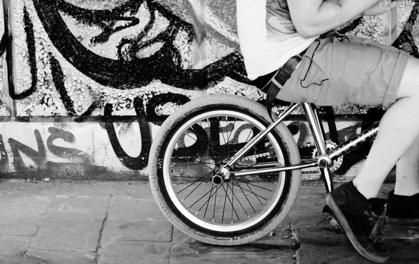 BMX ciclista descansando em seu estoque de bicicleta, foto, fotografia, imagem, quadro , — Fotografia de Stock