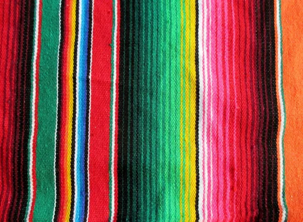 Cinco de mayo messicano sfondo poncho serape fiesta con strisce e colori vivaci ispanico tradizionale cultura ispanica artigianato tessuto stock, foto, fotografia, immagine, immagine , — Foto Stock