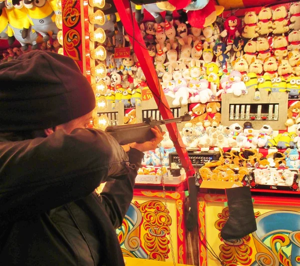 Dame auf Schießstand in Kirmes — Stockfoto