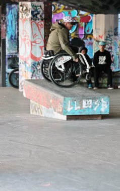 rampa skate Park tekerlekli sandalyede bir adam