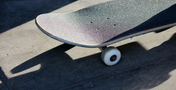 Skateboard de cerca en el parque de skate — Foto de Stock