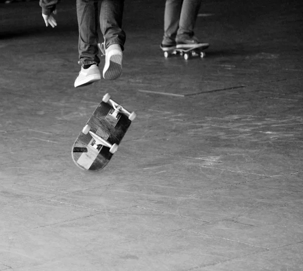 Скейтборд в скейт-парке — стоковое фото