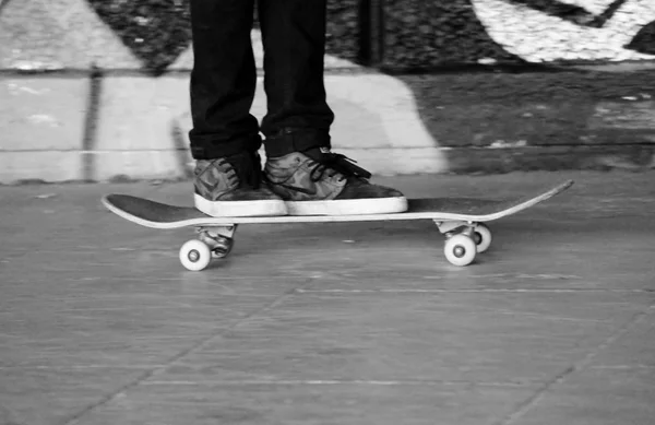 Skate de perto no parque de skate — Fotografia de Stock