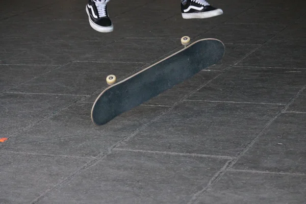 Skateboard de cerca en el parque de skate — Foto de Stock