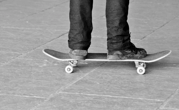 Skate de perto no parque de skate — Fotografia de Stock