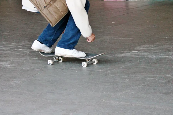 Patinador e skate — Fotografia de Stock