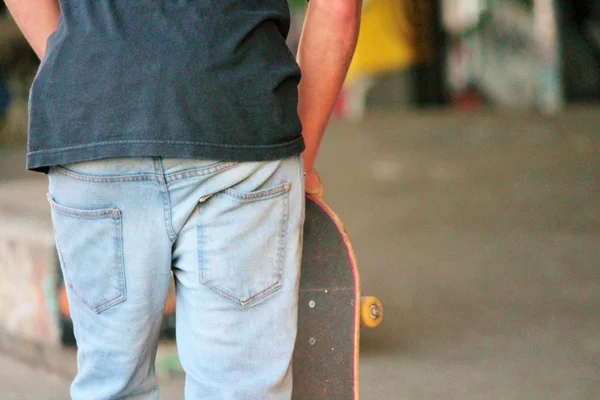 Skateboard držel v ruce — Stock fotografie