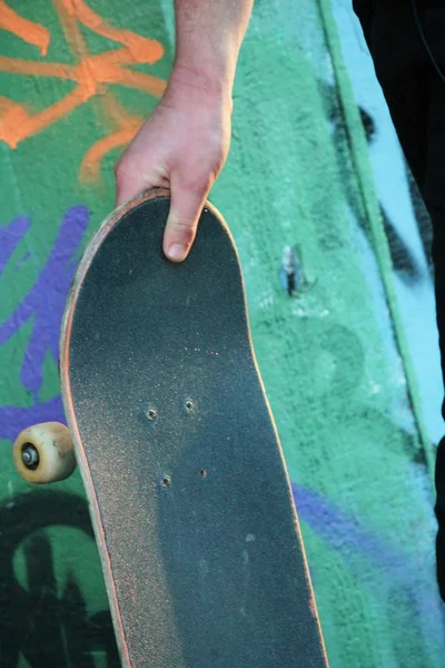 Скейтборд в руках — стоковое фото