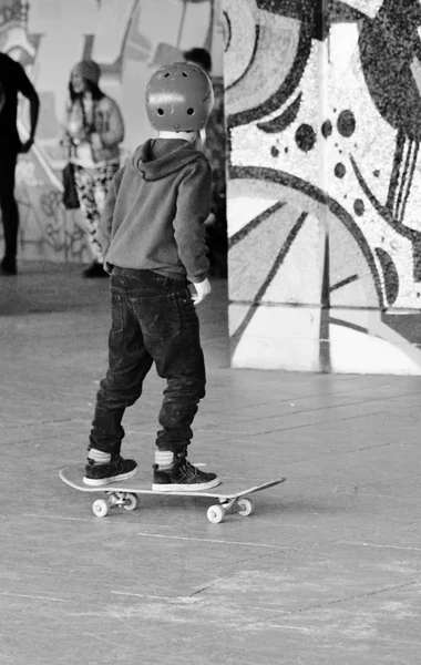 Skateboard v skate parku — Stock fotografie