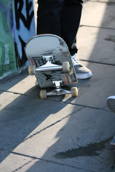 Skateboard στο πάρκο skate — Φωτογραφία Αρχείου