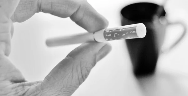 Bateria de vapor eletrônico alimentado e cigarro em preto e branco — Fotografia de Stock