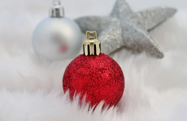 Noel baubles ile sahte kar pul yıldız ve kırmızı süslemeler — Stok fotoğraf