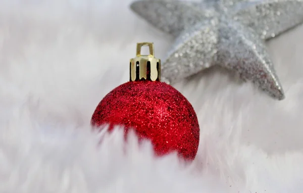 Christbaumkugeln mit falschen Schneeflocken Sternen und roten Dekorationen — Stockfoto