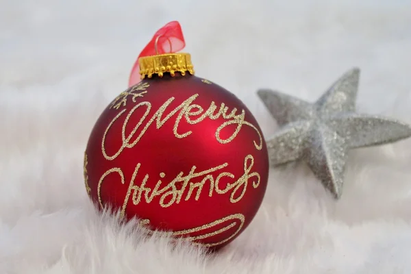 Bola de Navidad con falsos copos de nieve estrellas y decoraciones rojas — Foto de Stock