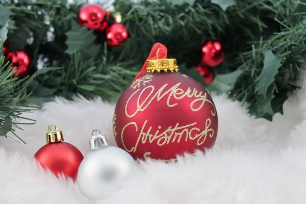 Vánoční ozdoby dekorace červená a stříbrná — Stock fotografie