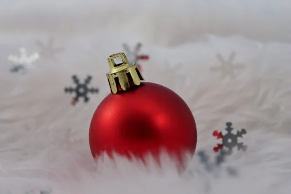 Decorazione natalizia in argento rosso con neve finta — Foto Stock