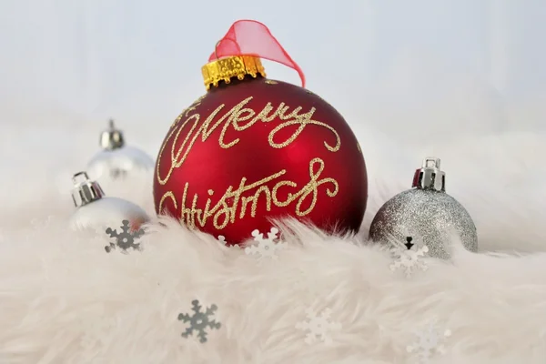 Bola de Navidad con falsos copos de nieve estrellas y decoraciones rojas —  Fotos de Stock
