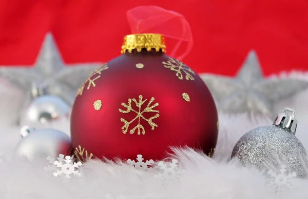 Rot silberne Weihnachtsdekoration mit Kunstschnee — Stockfoto