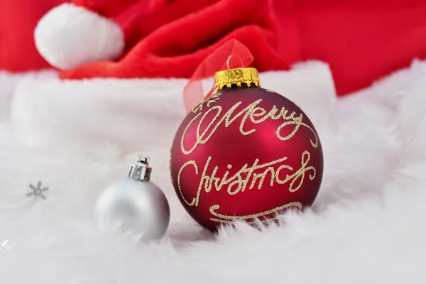 Bola de Navidad con falsos copos de nieve estrellas y decoraciones rojas — Foto de Stock