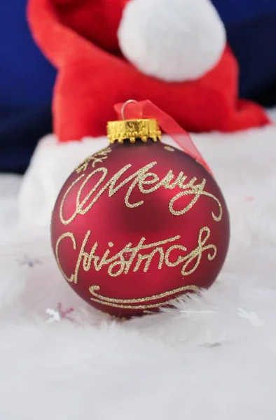 Czerwony srebrna ozdoba Bożego Narodzenia z fałszywy śnieg z białego futra — Zdjęcie stockowe