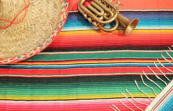 Cinco de mayo Fiesta poncho serape tappeto in colori vivaci con sombrero sfondo con copia spazio magazzino, foto, fotografia, immagine, immagine , — Foto Stock